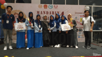 siswi SMA Nurul Jadid saat foto bersama dengan para pendamping