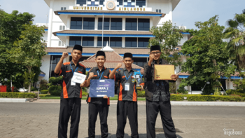 Siswa SMK Nurul Jadid saat foto bersama dengan pendamping didepan gedung Universitas Airlangga