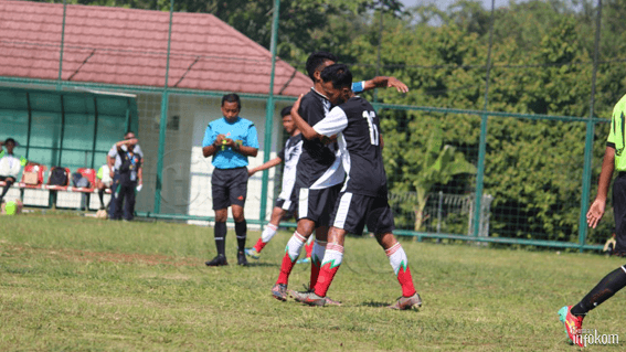 Selebrasi pemain PSSNJ saat berhasil membobol gawang lawan