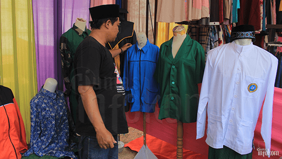 Moh. Hasan Basuri, Kepala Unit Keterampilan saat menjelaskan produk karya santri