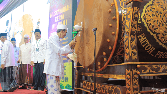 KH. Moh. Zuhri Zaini, Pengasuh PP. Nurul Jadid pada saat membuka secara simbolis acara MUSKERWIL I PWNU Jatim di PP. Nurul Jadid