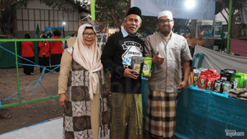 Kiai Marzuki Mustamar bersama Istri saat mengunjungi stan P4NJ Lumajang di BAzar Nusantara Muskerwil