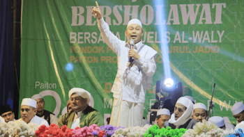 KH. Syafruddin Syarif, Perwakilan Panitia Pusat PWNU saat mengisi sambutan di Maulid Nabi PP. Nurul Jadid bersama PWNU Jawa Timur