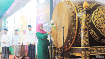Gubernur Jawa Timur, Khofifah Indar Parawansa saat membuka secara simbolis acara Muskerwil I PWNU Jatim di PP. Nurul Jadid