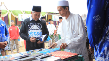 KH. Marzuki Mustamar, Ketua Pengurus Wilayah Nahdlatul Ulama (PWNU) Jawa Timur (kiri) bersama KH. Moh. Zuhri Zaini pada saat mengunjungi Bazar Nusantara Muskerwil