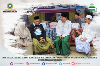 Pengasuh Bersama Ketua PWNU Jawa Timur Berkunjung ke Bazar Nusantara