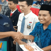 Muhammad Fadil Hasan saat memegang trofi dan sertifikat didepan podium