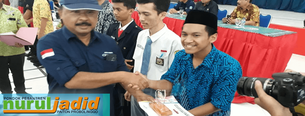 Muhammad Fadil Hasan saat memegang trofi dan sertifikat didepan podium