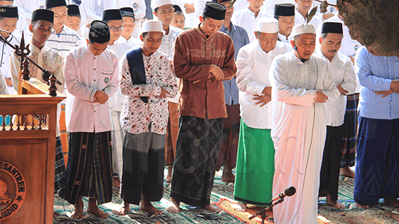 KH. Najiburrohman Wahid menjadi imam pada shalat istisqo'