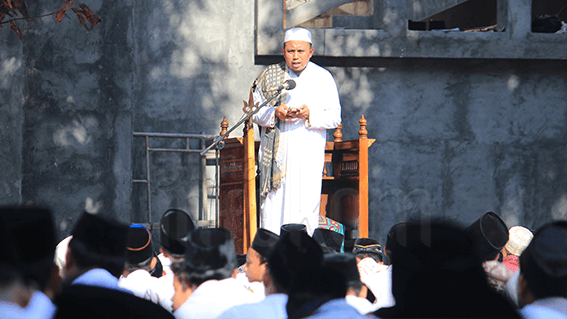 KH. Najiburrohman Wahid menjadi khotibpada shalat istisqo'