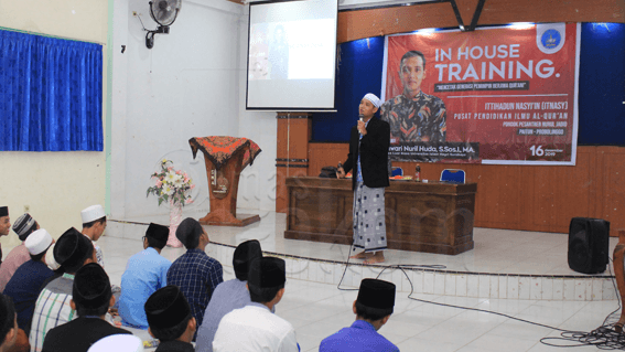Penyaji (berdiri) saat menyampaikan materi di depan para peserta didik PPIQ