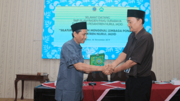 Penerimaan cindera mata dari Kepala Sekolah SMP Nurul Jadid, Bapak Didik Priyagung Wicaksono (Kiri) kepada Kepala Sekolah SMP Islam Raden Paku Surabaya, Bapak Muhammad Nashih (Kanan)