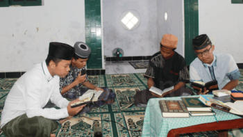 Terlihat santri sedang membaca al-qur'an dalam kegiatan Khataman Al-qur’an Dalam rangka memperingati HAUL KH. Hasan Abdul Wafi di Mushollah Raudlatul Qur’an