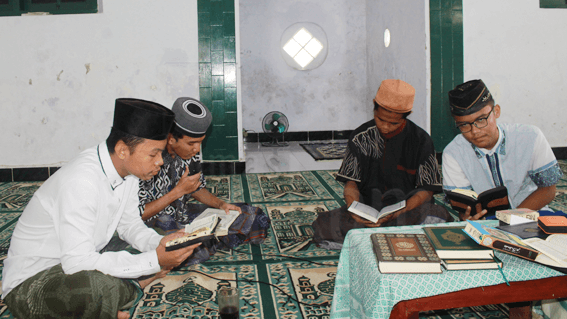Terlihat santri sedang membaca al-qur'an dalam kegiatan Khataman Al-qur’an Dalam rangka memperingati HAUL KH. Hasan Abdul Wafi di Mushollah Raudlatul Qur’an