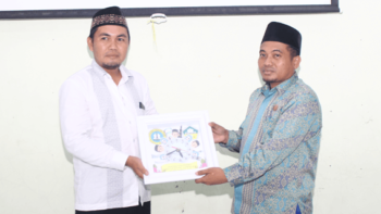 Pemberian Cindera Mata antara Kepala sekolah SMK Full Day Bustanul Ulum, Miftahul Hidayat kepada Pengurus PP. Nurul Jadid, Bapak Muslehuddin Jauhari