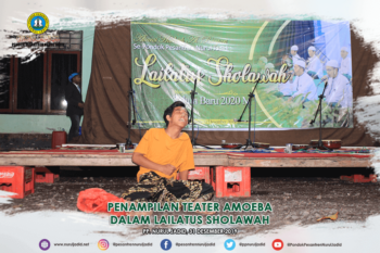 Penampilan Teater AMOEBA dalam acara Lailatus Sholawah