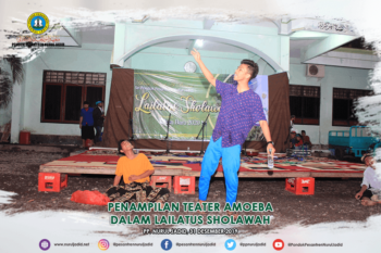 Penampilan Teater AMOEBA dalam acara Lailatus Sholawah