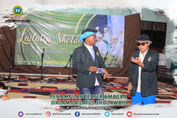Penampilan Teater AMOEBA dalam acara Lailatus Sholawah