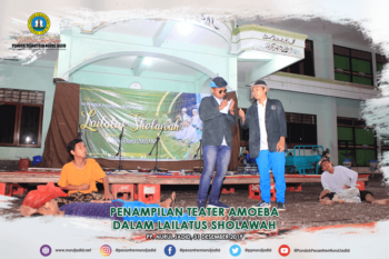Penampilan Teater AMOEBA dalam acara Lailatus Sholawah