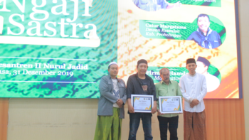 Karyawan LIK Universitas Nurul Jadid saat foto bersama dengan pemateri