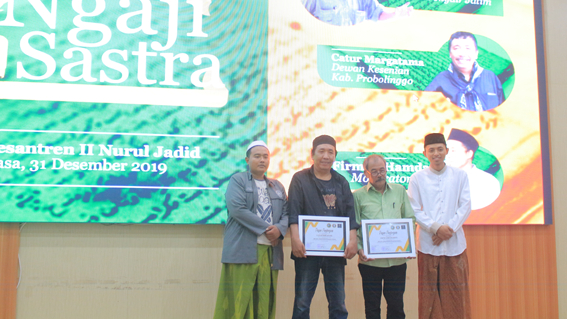 Karyawan LIK Universitas Nurul Jadid saat foto bersama dengan pemateri