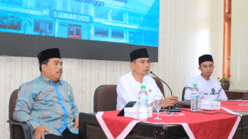 Sekretaris PP. Nurul Jadid, Bapak Faizin Syamweil (tengah) saat menyampaikan sambutan materi perihal pesantren nurul jadid