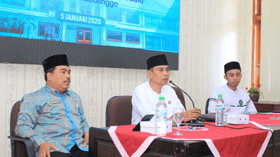 Sekretaris PP. Nurul Jadid, Bapak Faizin Syamweil (tengah) saat menyampaikan sambutan materi perihal pesantren nurul jadid