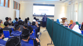 Ibu Tine Ervine Effendi (berdiri) saat menyampaikan materi didepan para santri PP. Nurul Jadid