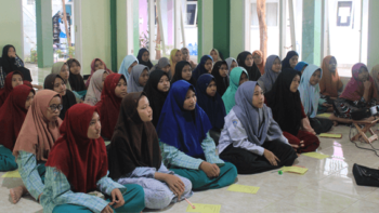 Tampat para santri Mawaddah program I'dadiyah sedang menyimak jalannya acara Selayang Pandang