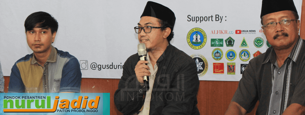 KH. Abdurrahman Wafi (tengah) saat menyampaikan sambutan dalam acara Peringatan Satu Dekade Haul Gusdur