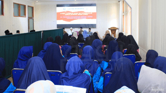 Tampak para siswa MA Darussalam sedang khidmat mengikuti jalannya acara