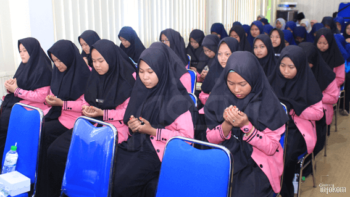 Para siswi MA Darussalam tampak Khusyuk berdoa pada penutupan acara lepas kenang