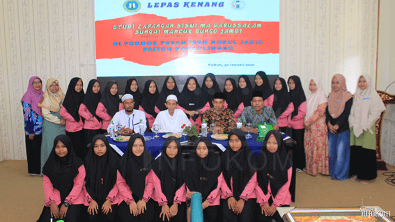 Tampak Pengasuh (tengah dua dari kiri) saat foto bersama dengan para siswi MA serta pimpinan Darussalam 