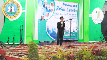 Tampak Wahyu Ilahi saat berpidato di atas pentas