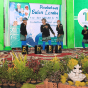 tampak penampilan AMOEBA di atas pentas