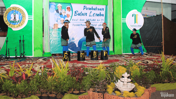 tampak penampilan AMOEBA di atas pentas