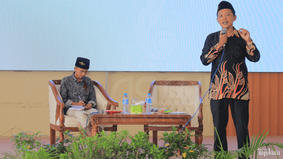 Tampak Ahmad Sahidah, Ph.D saat menyampaikan materi dalam seminar