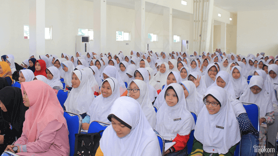 Tampak para santri putri PPIQ sedang khidmat mengikuti seminar