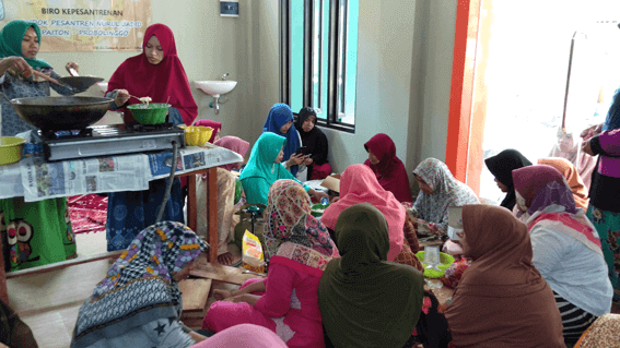 Tampak kesibukan di dapur tempat pelatihan memasak