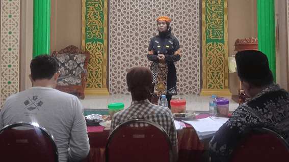 Peraih Juara I: Ismatul Maula, siswi SMP Nurul Jadid Program Bahasa Inggris kelas 8. saat tampil di depan para juri