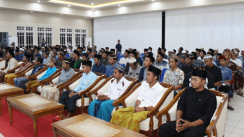 Menyimak: Tampak para pengurus serta wali asuh sedang khidmat menyimak tausiyah pengasuh
