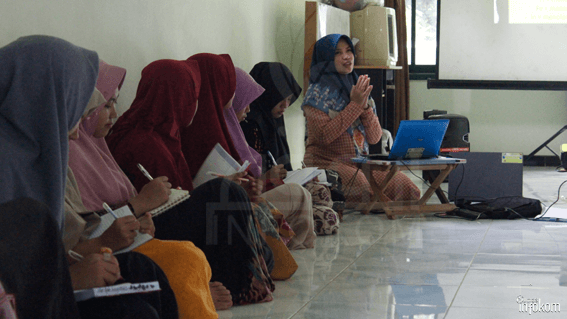 Ustadzah Millatul Wildan (paling kanan) saat menyampaikan materi didepan para wali asuh