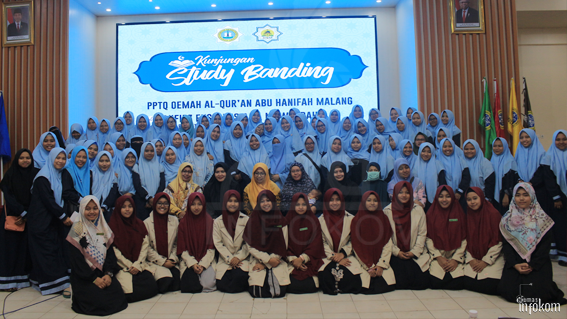 Sesi foto bersama para pengurus dan pemangku al-mawaddah dengan para santriwati PP. Tahfidzul Qur’an Oemah Al-Qur’an Abu Hanifah, Malang