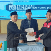 Penyerahan kepemimpinan dari ketua FKO demisioner (paling kiri) kepada ketua FKO terpilih (paling kanan) dan disaksikan langsung oleh Pembina FKO, Bapak Mujiburrohman Bakri (tengah)