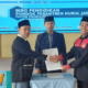 Penyerahan kepemimpinan dari ketua FKO demisioner (paling kiri) kepada ketua FKO terpilih (paling kanan) dan disaksikan langsung oleh Pembina FKO, Bapak Mujiburrohman Bakri (tengah)