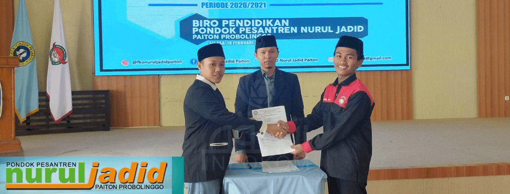 Penyerahan kepemimpinan dari ketua FKO demisioner (paling kiri) kepada ketua FKO terpilih (paling kanan) dan disaksikan langsung oleh Pembina FKO, Bapak Mujiburrohman Bakri (tengah)
