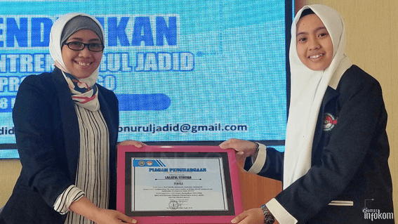 Penyerahan piagam penghargaan dari ketua FKO (kanan) kepada Penyaji, Lailatul Fitriah (kiri) 