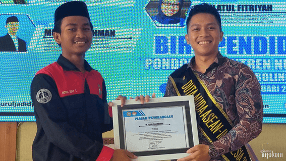 Penyerahan piagam penghargaan dari ketua FKO (kiri) kepada Penyaji, Mohammad Iqbal Darmawan (kanan) 