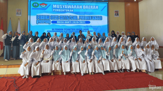 Momen ketika seluruh anggota FKO dan FOSPRO putri saat foto bersama dengan para penyaji Talkshow Nasional Pemuda Inspiratif 