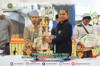 Pemberian Piagam serta Piala kepada 10 Grub Terbaik dan Best Jinggle